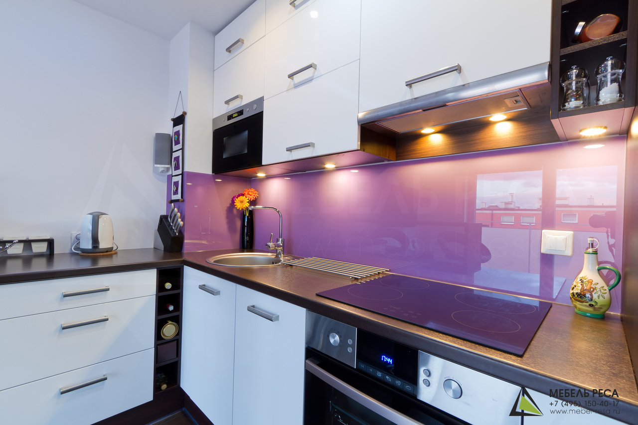 Кухня на заказ белый глянец с фиолетовым фартуком